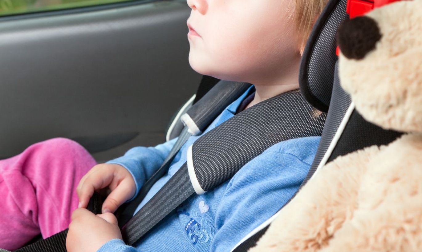 Пристегиваем ребенка в машине. Пристегнутый ребенок. Ремень безопасности для детей. Пристегни ремень ребенку. Ребенок пассажир.